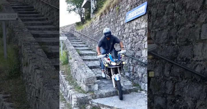 Scende le scale in moto: video