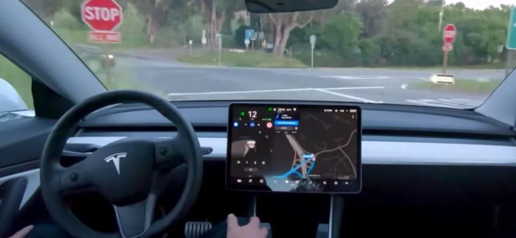 Tesla, giovane ubriaco si addormenta con l'Autopilot e blocca il traffico in galleria
