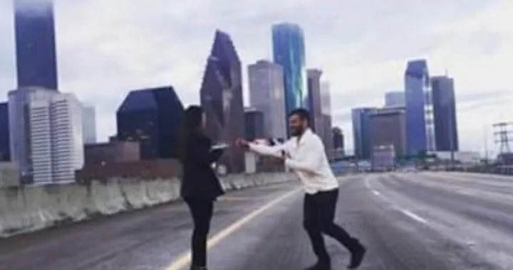 Blocca l'autostrada per la proposta di matrimonio
