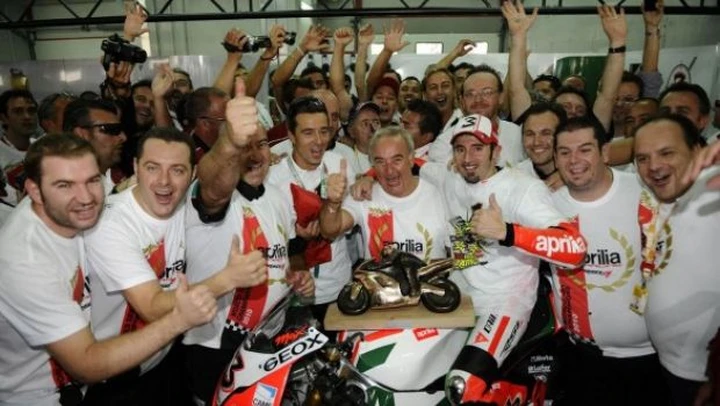 WSBK: arriva l'ufficialità, Max Biaggi e Aprilia assieme per altre due stagioni