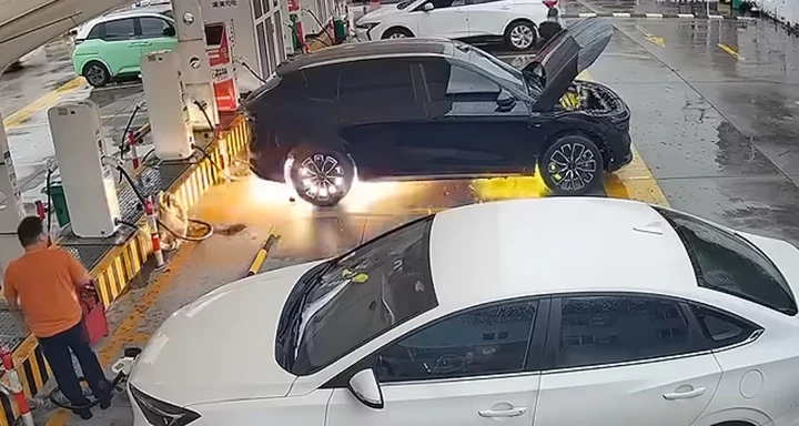 Zeekr 7X prende fuoco all’improvviso: cosa è successo?