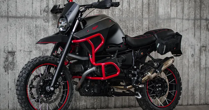 BMW R1100GS: 900 ore per creare una Scrambler in carbonio e 3D