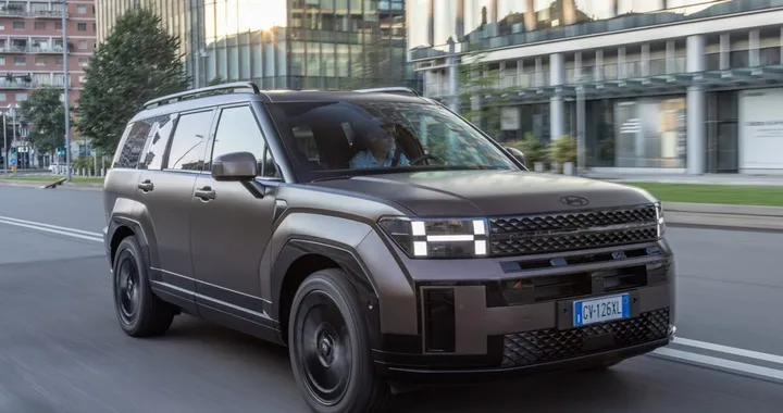 Hyundai Santa Fe MY26, le novità della full hybrid da 239 CV