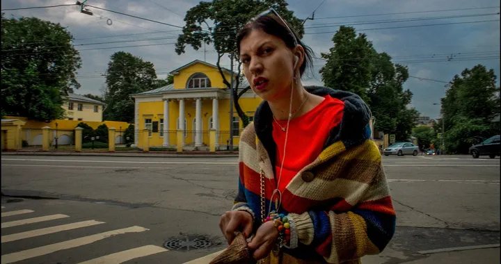 Vietato attraversare la strada guardando lo smartphone