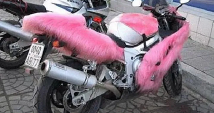Foto del giorno: la moto di Paris Hilton