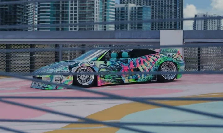 Una Ferrari F355 Spider sottoposta a tuning e con livrea da murales | Video