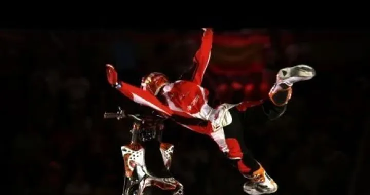 A Roma gli X-fighters iniziano i riscaldamenti saltando con una Guzzi