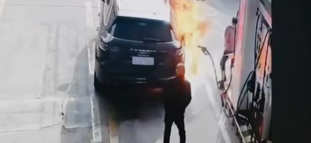 Dà fuoco ad una Porsche Cayenne durante il rifornimento [Video]