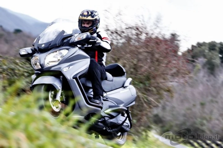 Suzuki Burgman 650 MY 2013: il test di Motoblog sulle strade di Roma