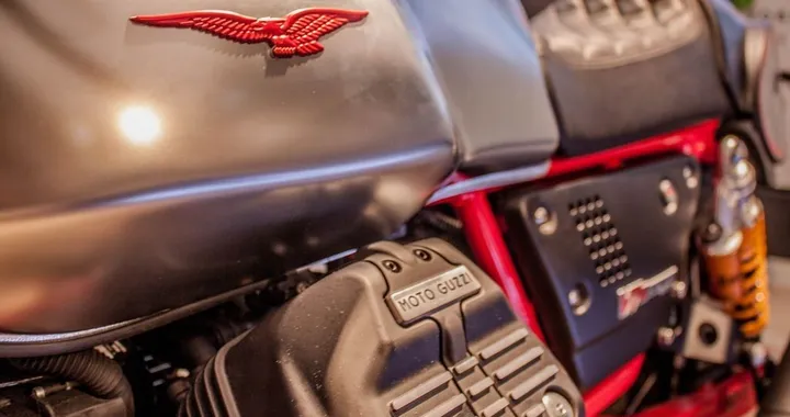 Stand Moto Guzzi al Salone EICMA di Milano 2016 Live