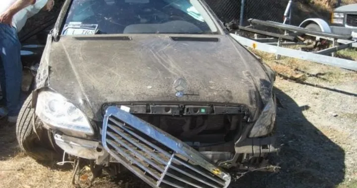 La Mercedes Classe S vola giù dalla scarpata. Ecco le immagini