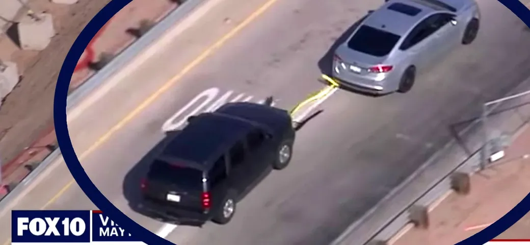Auto in fuga bloccata dalla polizia con un gadget da 007 [Video]