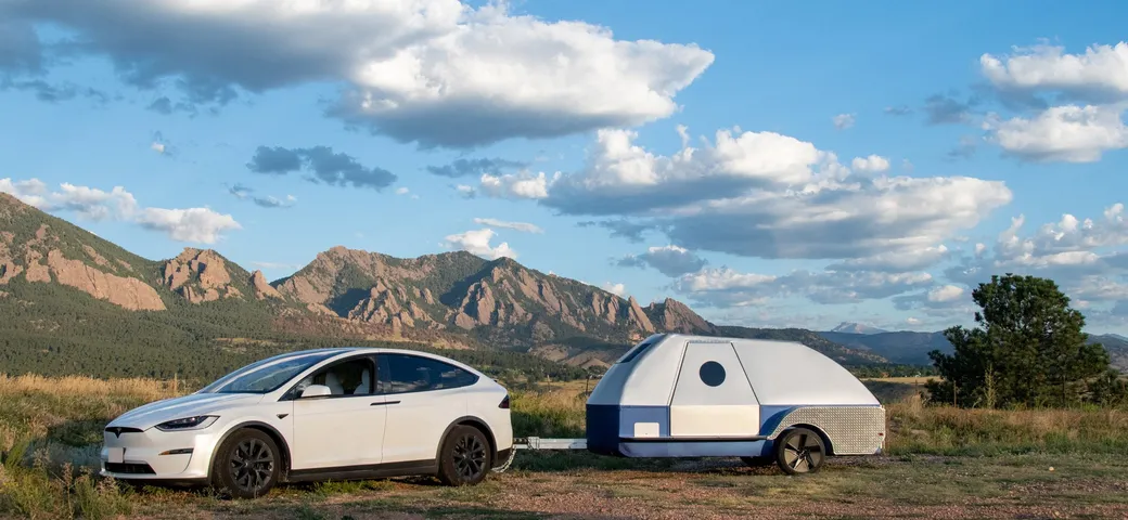 Roulotte con le batterie per aumentare l'autonomia delle auto elettriche [Video]