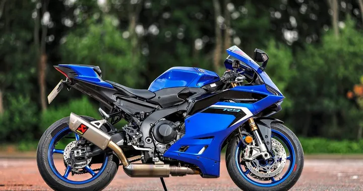 Yamaha R9 2025: scarico Akrapovic tra stile, sound e performance