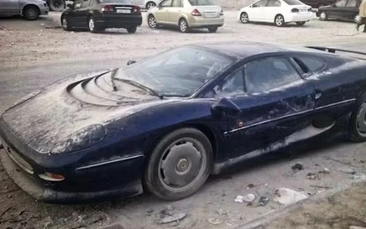 Ritrovata una Jaguar XJ220 abbandonata nel deserto: ha solo 900 km