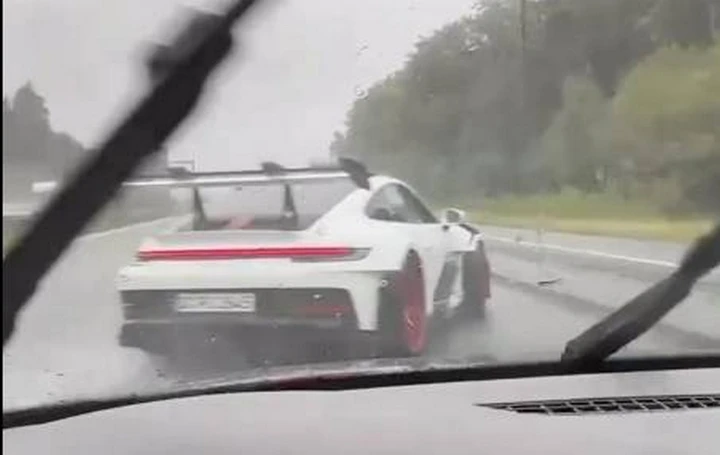 Porsche 911 GT3 RS: show bagnato e fortunato ma pericoloso | Video