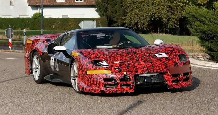 Ferrari 296 Challenge Stradale, sorpresa a Maranello: il V6 potrebbe perdere l'ibrido