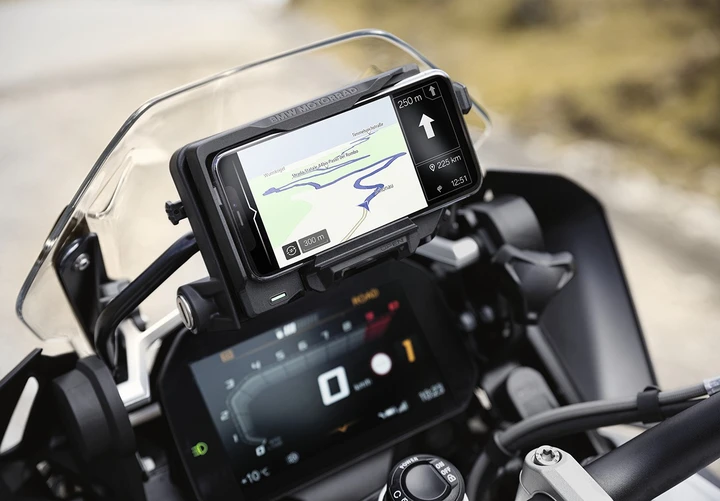 BMW Motorrad ConnectedRide Cradle: lo smartphone diventa navigatore