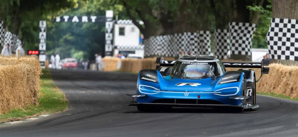 Volkswagen ID.R, la supercar elettrica segna un nuovo record a Goodwood