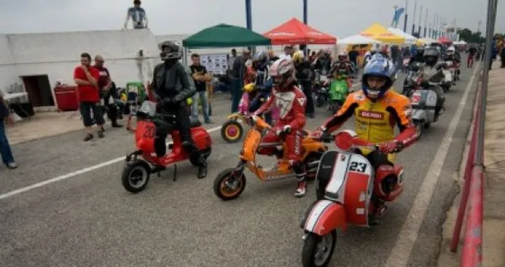6 ore di resistenza in Vespa