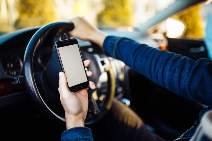 Questa telecamera scopre se guidi con il telefonino in mano e ti multa