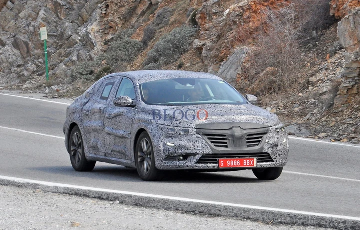 Renault Laguna: nuove foto spia su strada