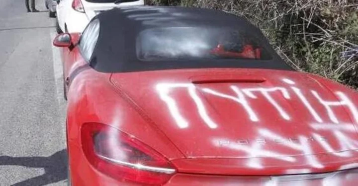 Siena: Porsche con targa russa imbrattata con insulti a Putin
