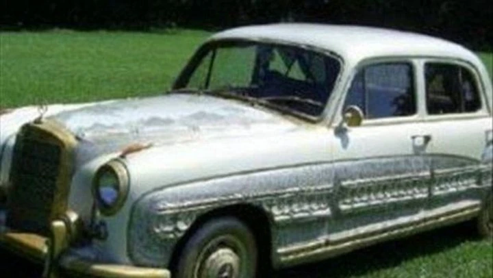 In vendita la Mercedes 220S regalata a Muhammad Alì. E' rivestita d'oro e pietre preziose