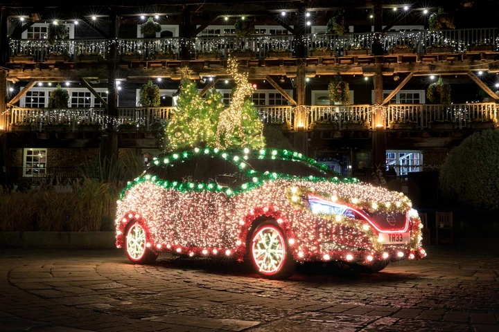 Nissan LEAF TREE: auto elettrica che alimenta le sue luci di Natale