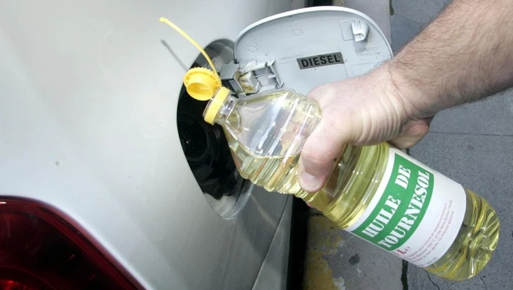 Gasolio alle stelle, c'è chi fa il pieno con l'olio da frittura: “Sembra un kebab su ruote”