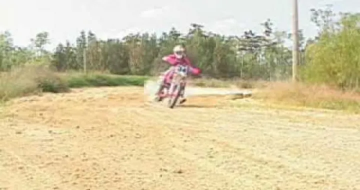 Sexy Bikers: la crossista in rosa