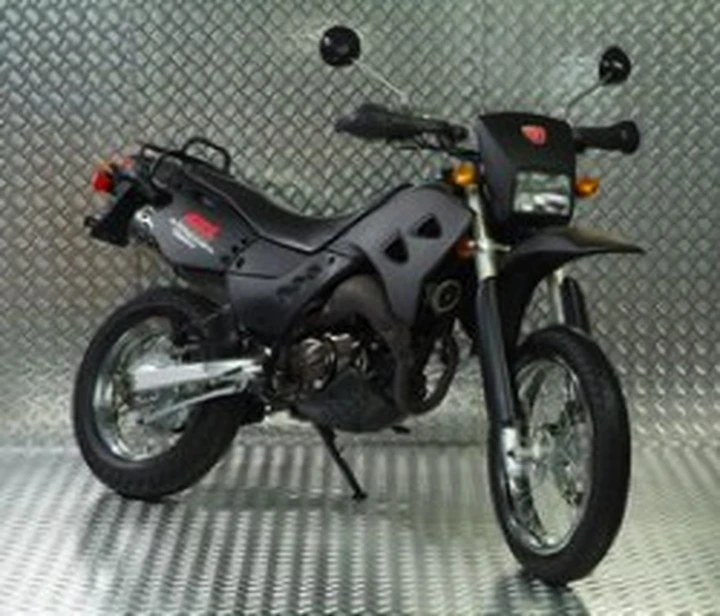Azel presenta Wolf