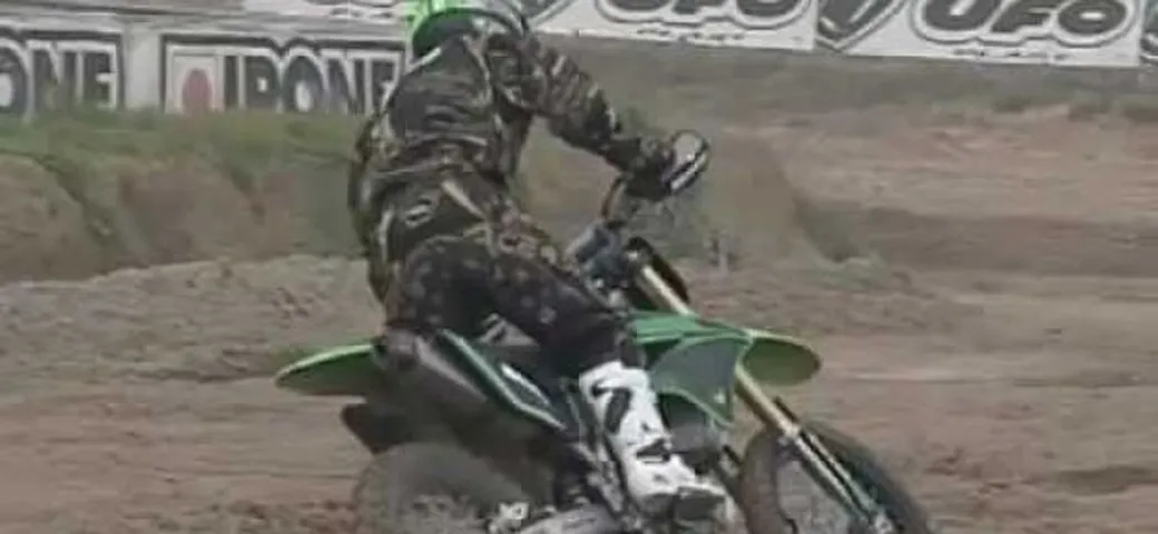 Marco Melandri si allena con la moto da cross