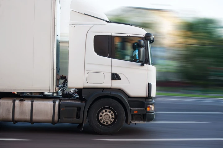 Guida il camion da ubriaco nel centro storico e distrugge un balcone