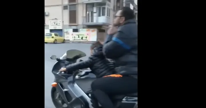 Palermo: bambino in moto senza casco e in compagnia di un adulto (Video)