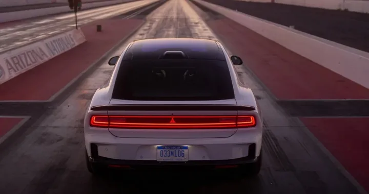 Dodge Charger torna in Europa: fino a 670 CV tra benzina ed elettrico
