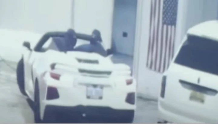 Ladri rubano una Corvette e piombano contro una Rolls-Royce | Video