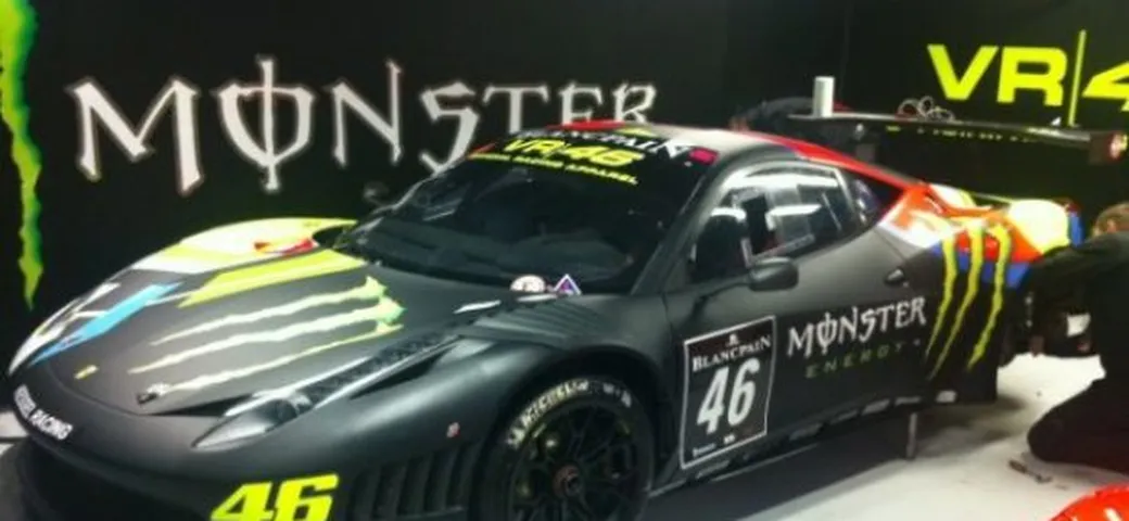 Valentino Rossi in pista a Monza su una Ferrari