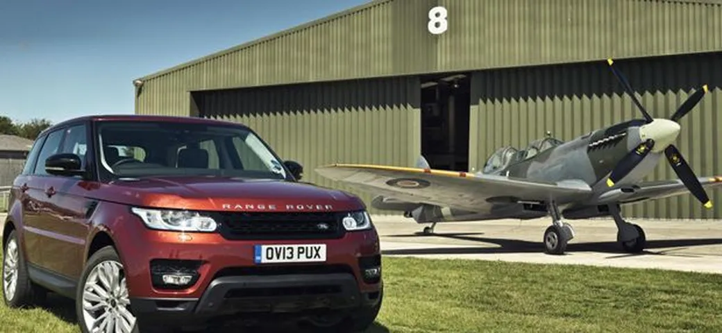 Range Rover Sport: in video contro uno Spitfire