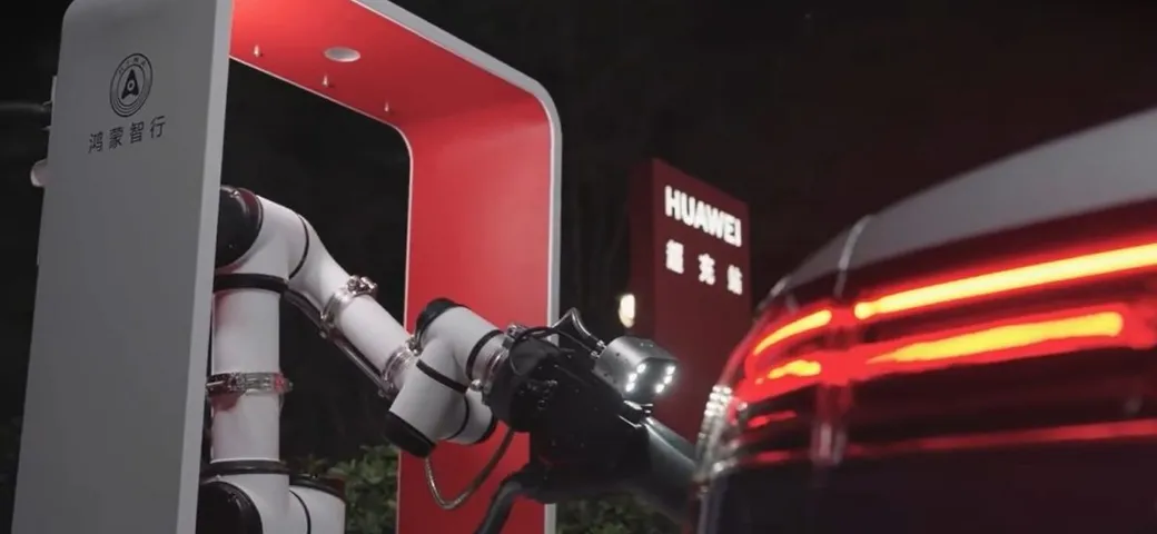 Huawei rivoluziona la ricarica delle auto elettriche con un braccio robotico: come funziona