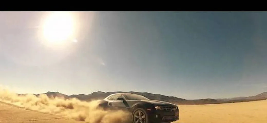 Video: Chevrolet Camaro drift nel deserto