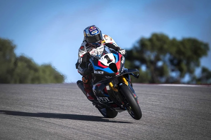 Razgatlioglu domina la Superpole Race SBK 2025 a Donington: Bulega e Lowes sul podio