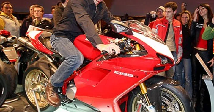 EICMA: Troy Bayliss in sella alla 1098R