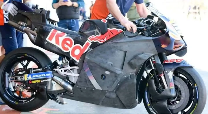 MotoGP 2027, le nuove 850 cc sono già velocissime: il test KTM sorprende