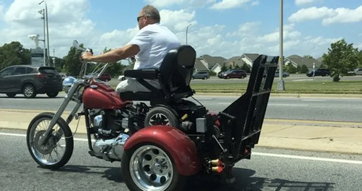 In chopper con la sedia a rotelle