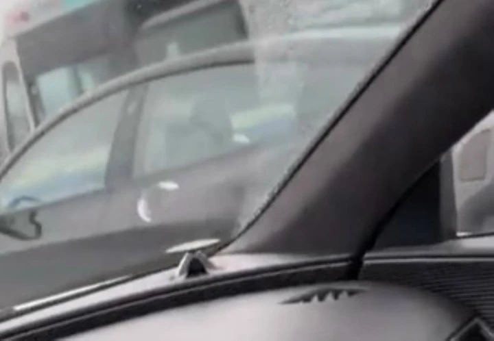 Ragazza dorme al volante della Tesla con AutoPilot [Video]