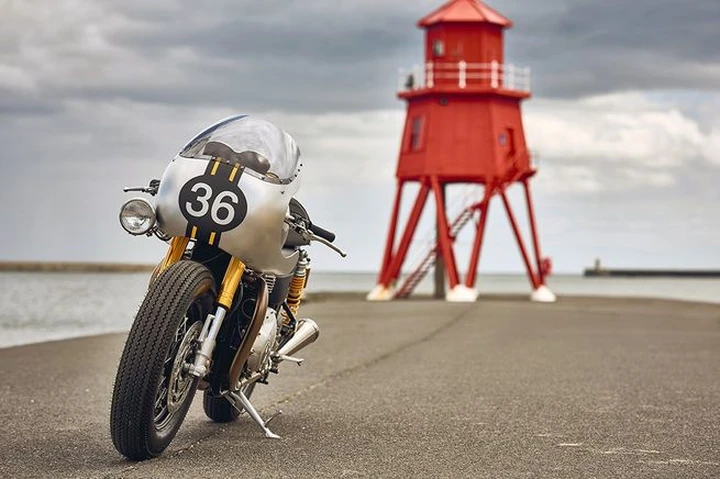 Triumph Thruxton R, quando è Barbour a vestirla