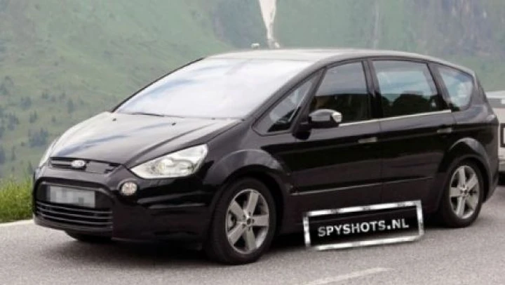 Ford S-Max: foto spia del restyling