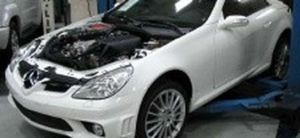 Una Mercedes SLK con il motore della SLR