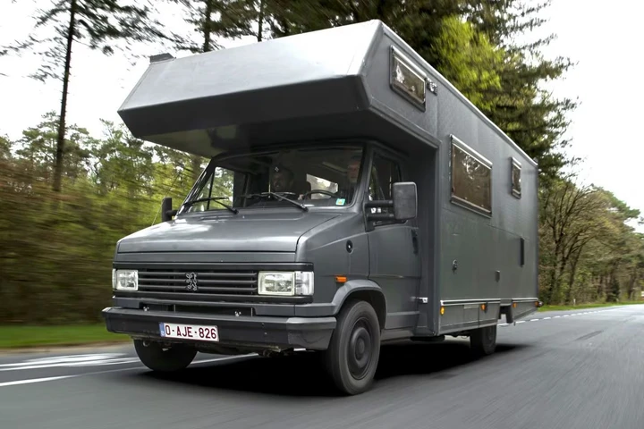 Compra un camper a 4.000 euro e lo rimette a nuovo, ma il meccanico scopre un disastro